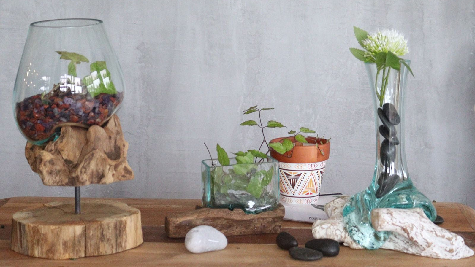 Velika Vaza iz Taljenega Stekla na Lesu